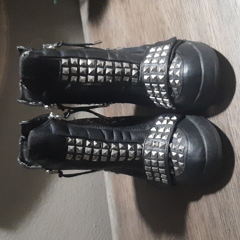 High heel tennis shoe